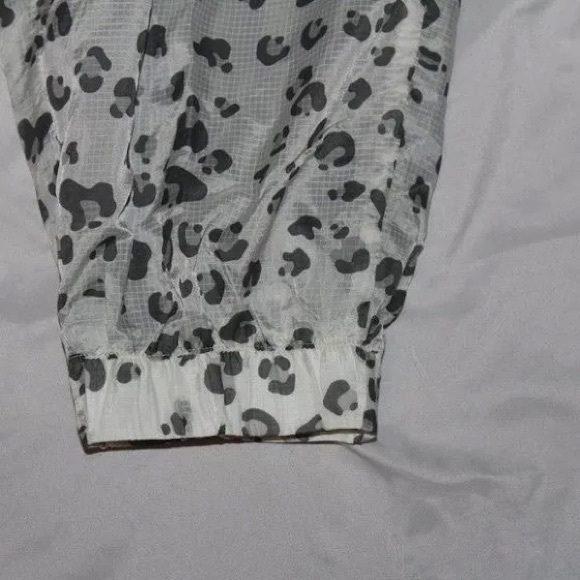 NWT Size L Nike Pants - Nike Sportswear Womens Leopard Print Windbreaker Pants - Picture 3 of 4